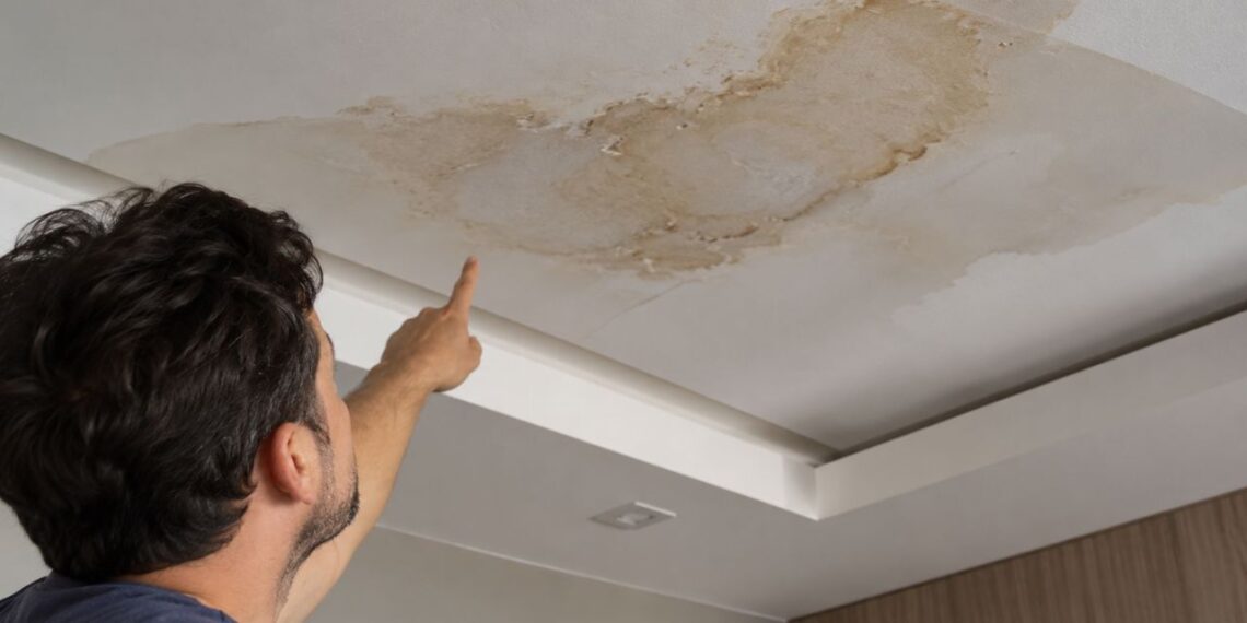 Teto de gesso com infiltração: entenda como identificar a origem da água antes de repintar