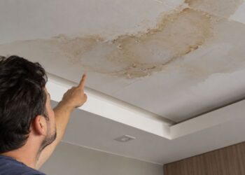 Teto de gesso com infiltração: entenda como identificar a origem da água antes de repintar