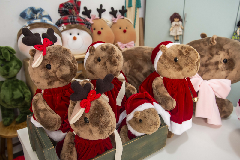 Capirrena vira enfeite de Natal artesanal em Curitiba; conheça a técnica por trás da pelúcia que virou símbolo da cidade