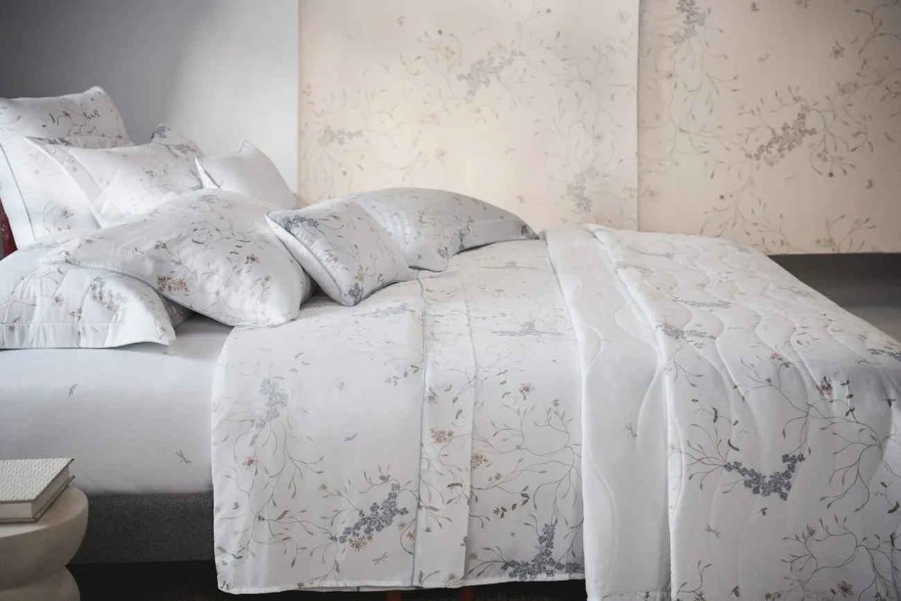Jogo de cama floral de Carol Bassi chega à Trussardi com estampas inspiradas em viagens pela Europa