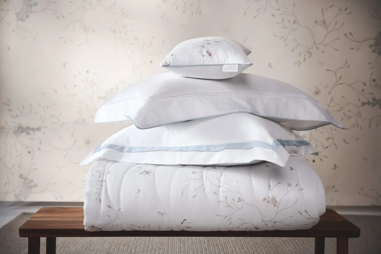 Jogo de cama floral de Carol Bassi chega à Trussardi com estampas inspiradas em viagens pela Europa