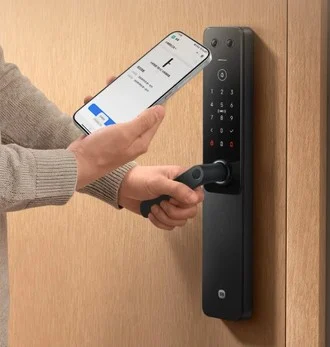 Fechadura inteligente da Xiaomi chega com tela embutida e câmera que filma quem toca a campainha