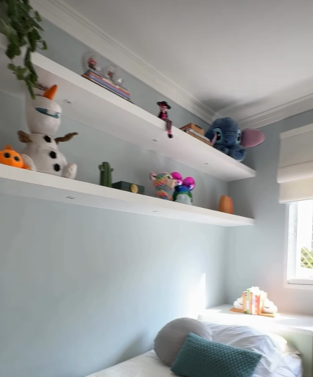 Transformação de quarto sem obra: arquiteta retira o rosa de suíte e cria base atemporal para a pré-adolescência