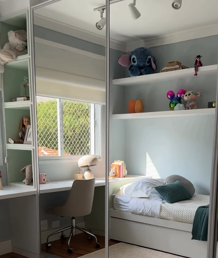 Transformação de quarto sem obra: arquiteta retira o rosa de suíte e cria base atemporal para a pré-adolescência