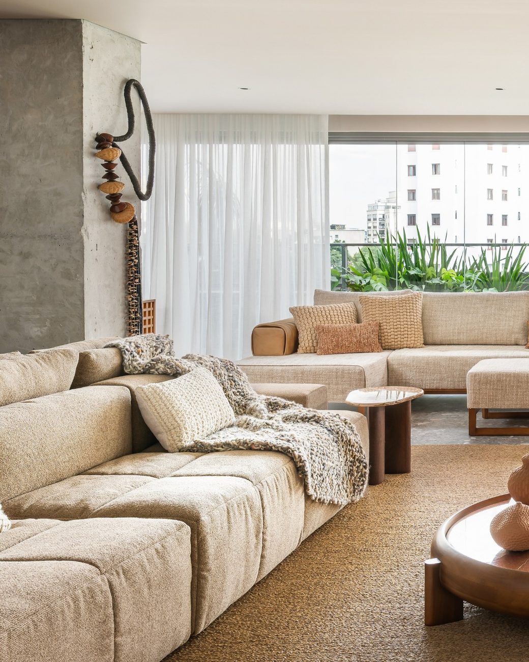 Apartamento de 250 m² ganha floreira integrada à varanda garden e pilar estrutural à mostra para resgatar a vida em casa