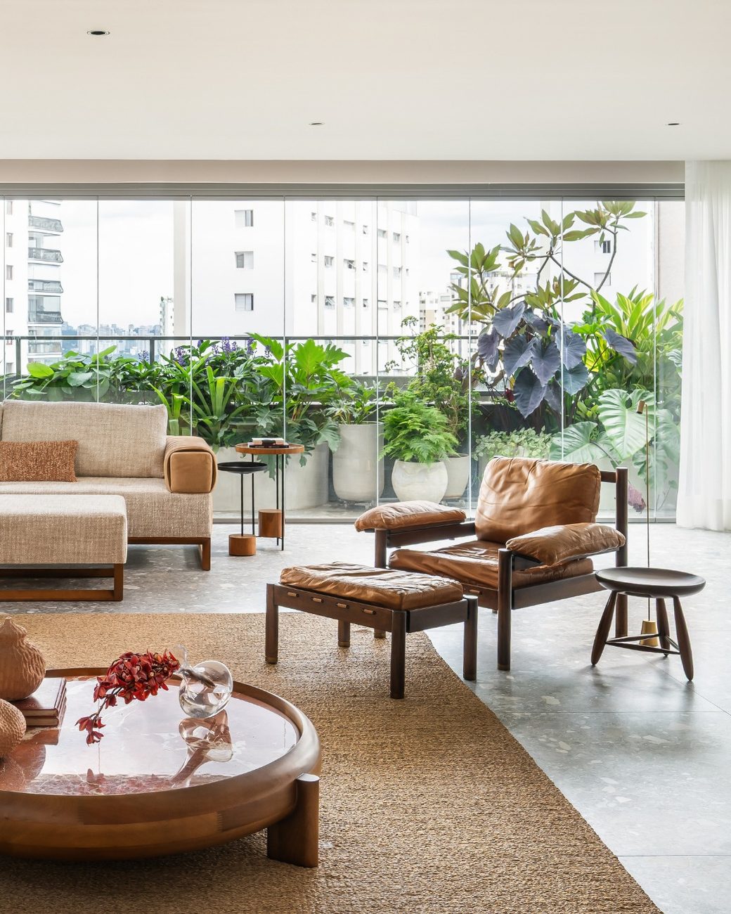 Apartamento de 250 m² ganha floreira integrada à varanda garden e pilar estrutural à mostra para resgatar a vida em casa