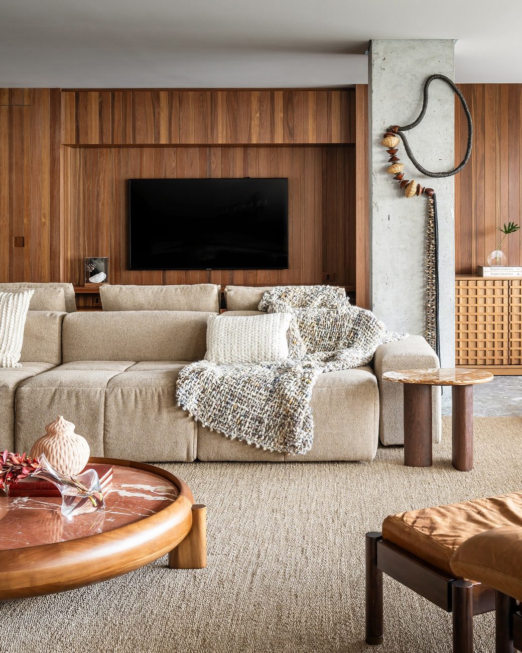 Apartamento de 250 m² ganha floreira integrada à varanda garden e pilar estrutural à mostra para resgatar a vida em casa