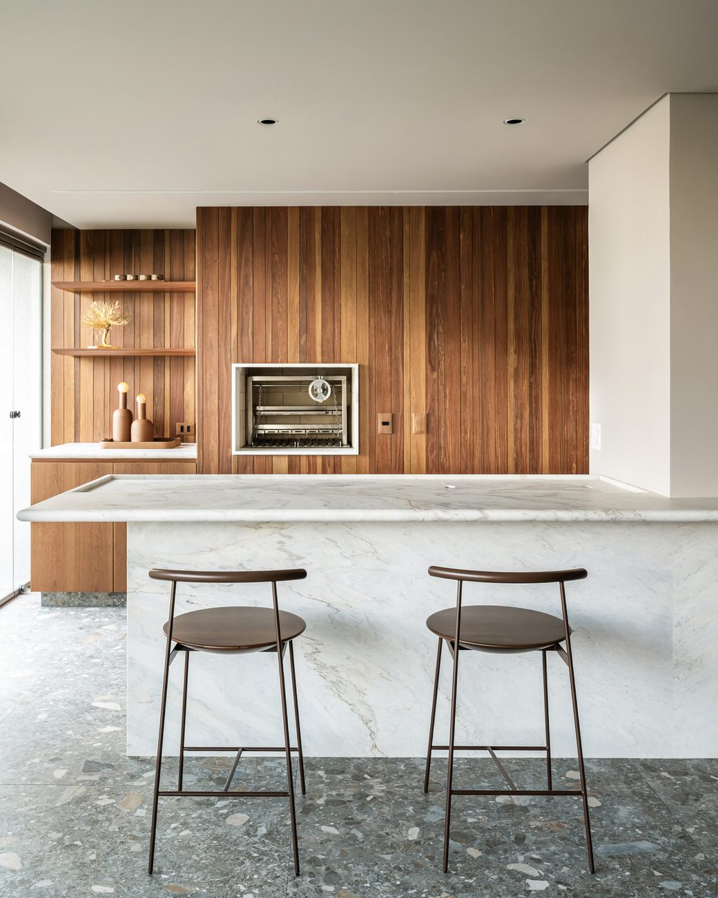 Apartamento de 250 m² ganha floreira integrada à varanda garden e pilar estrutural à mostra para resgatar a vida em casa
