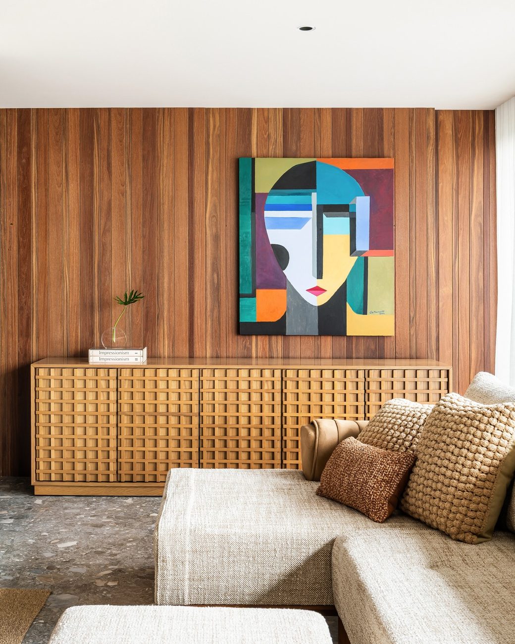 Apartamento de 250 m² ganha floreira integrada à varanda garden e pilar estrutural à mostra para resgatar a vida em casa