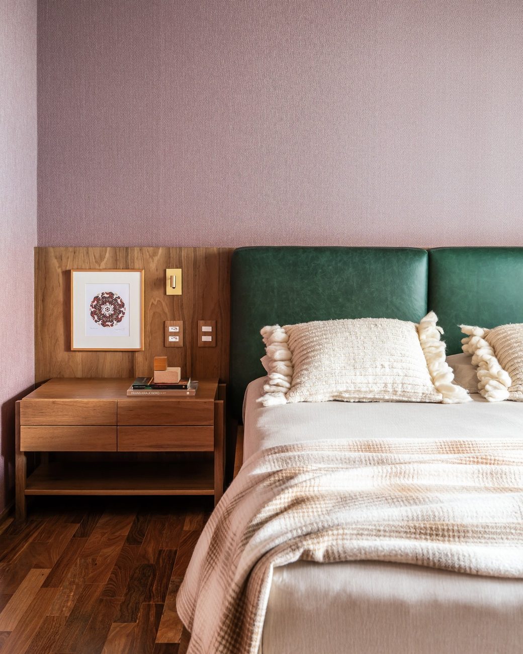 Apartamento de 250 m² ganha floreira integrada à varanda garden e pilar estrutural à mostra para resgatar a vida em casa