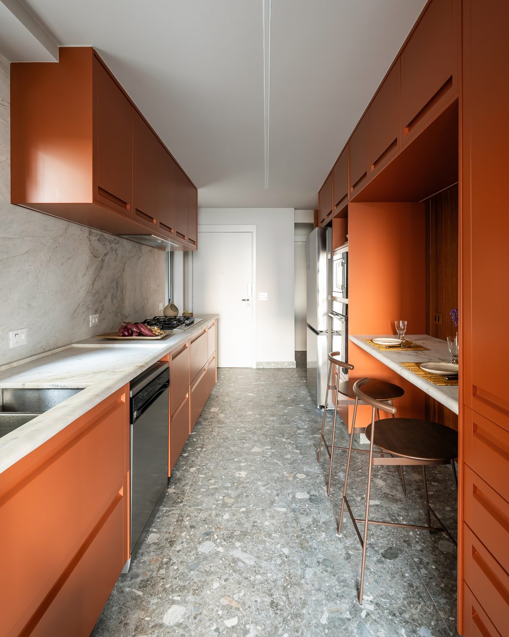 Apartamento de 250 m² ganha floreira integrada à varanda garden e pilar estrutural à mostra para resgatar a vida em casa