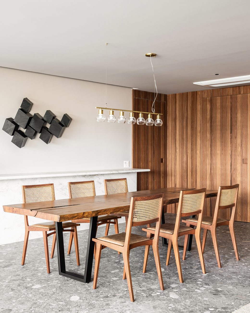 Apartamento de 250 m² ganha floreira integrada à varanda garden e pilar estrutural à mostra para resgatar a vida em casa
