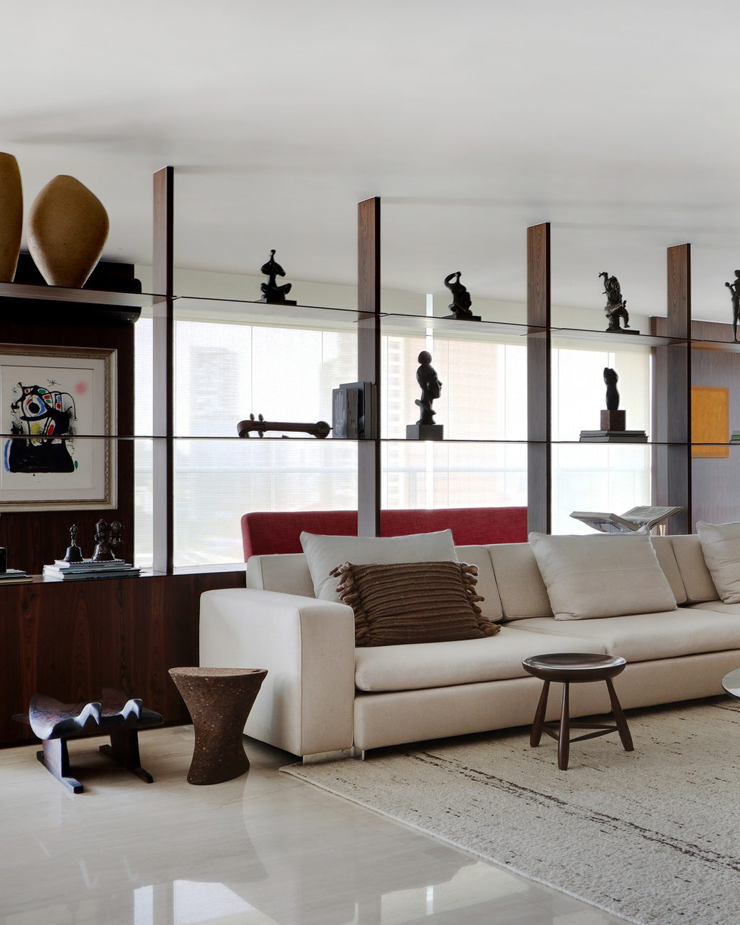 Apartamento de 360 m² em Alto de Pinheiros ganha marcenaria pensada para expor acervo com obras de Tomie Ohtake e Di Cavalcanti