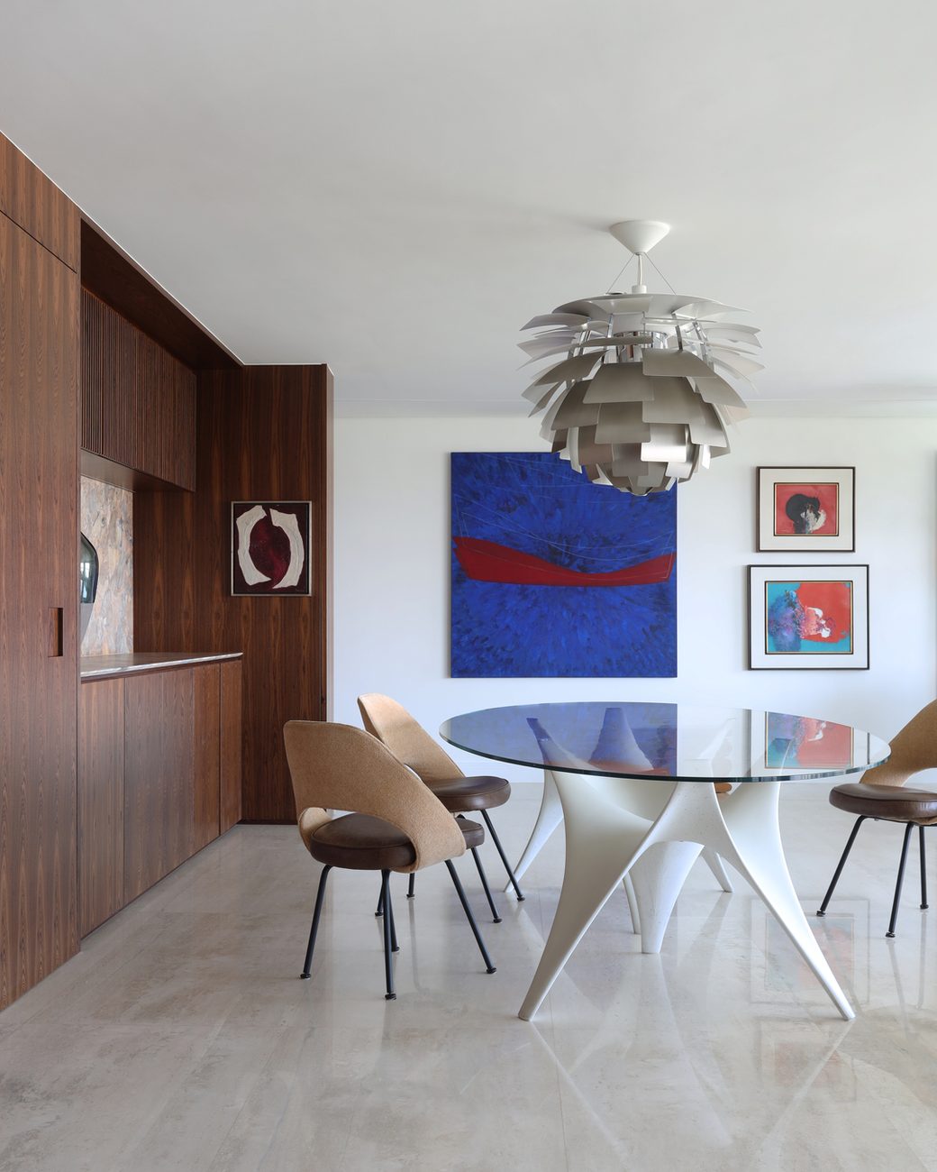 Apartamento de 360 m² em Alto de Pinheiros ganha marcenaria pensada para expor acervo com obras de Tomie Ohtake e Di Cavalcanti