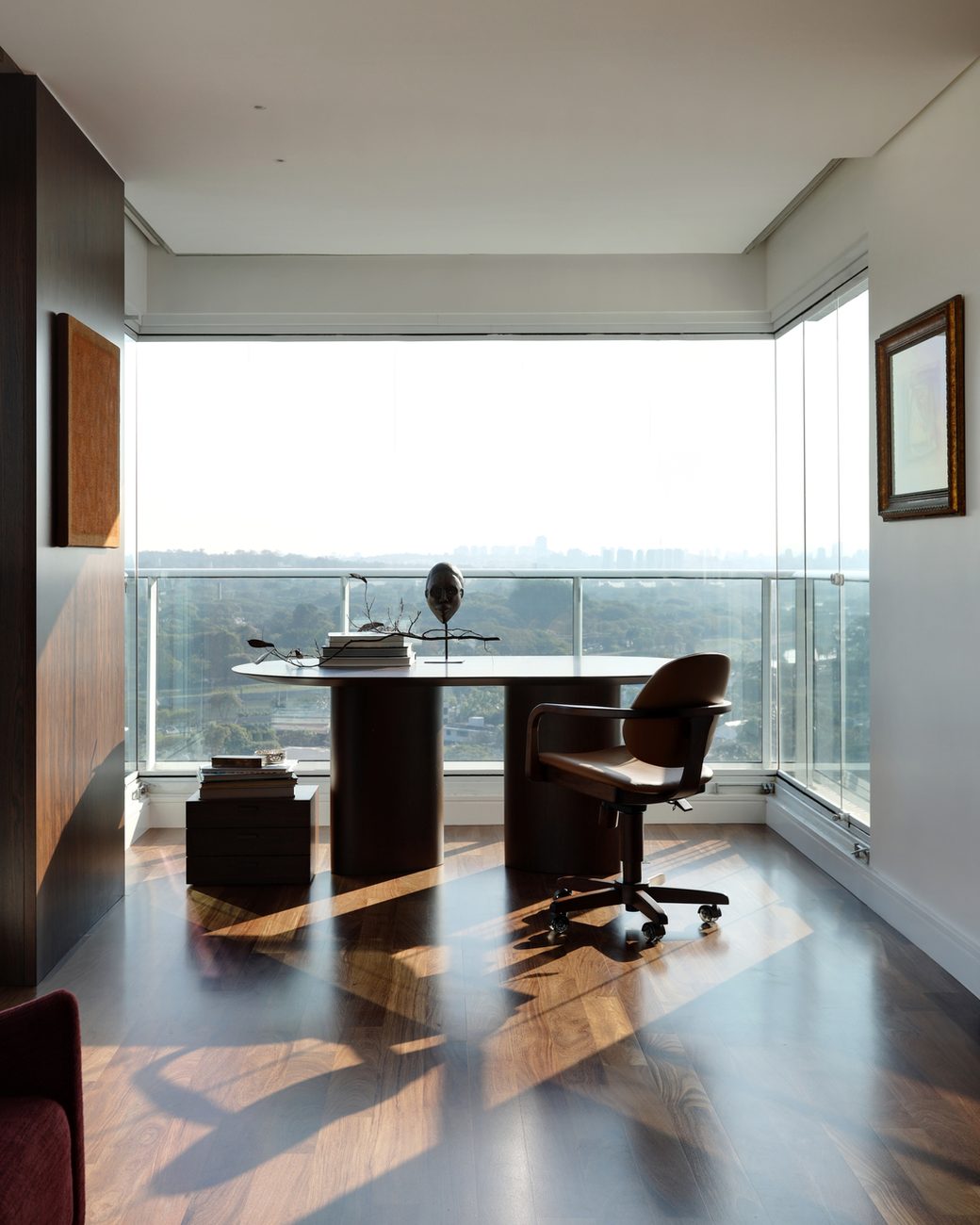 Apartamento de 360 m² em Alto de Pinheiros ganha marcenaria pensada para expor acervo com obras de Tomie Ohtake e Di Cavalcanti