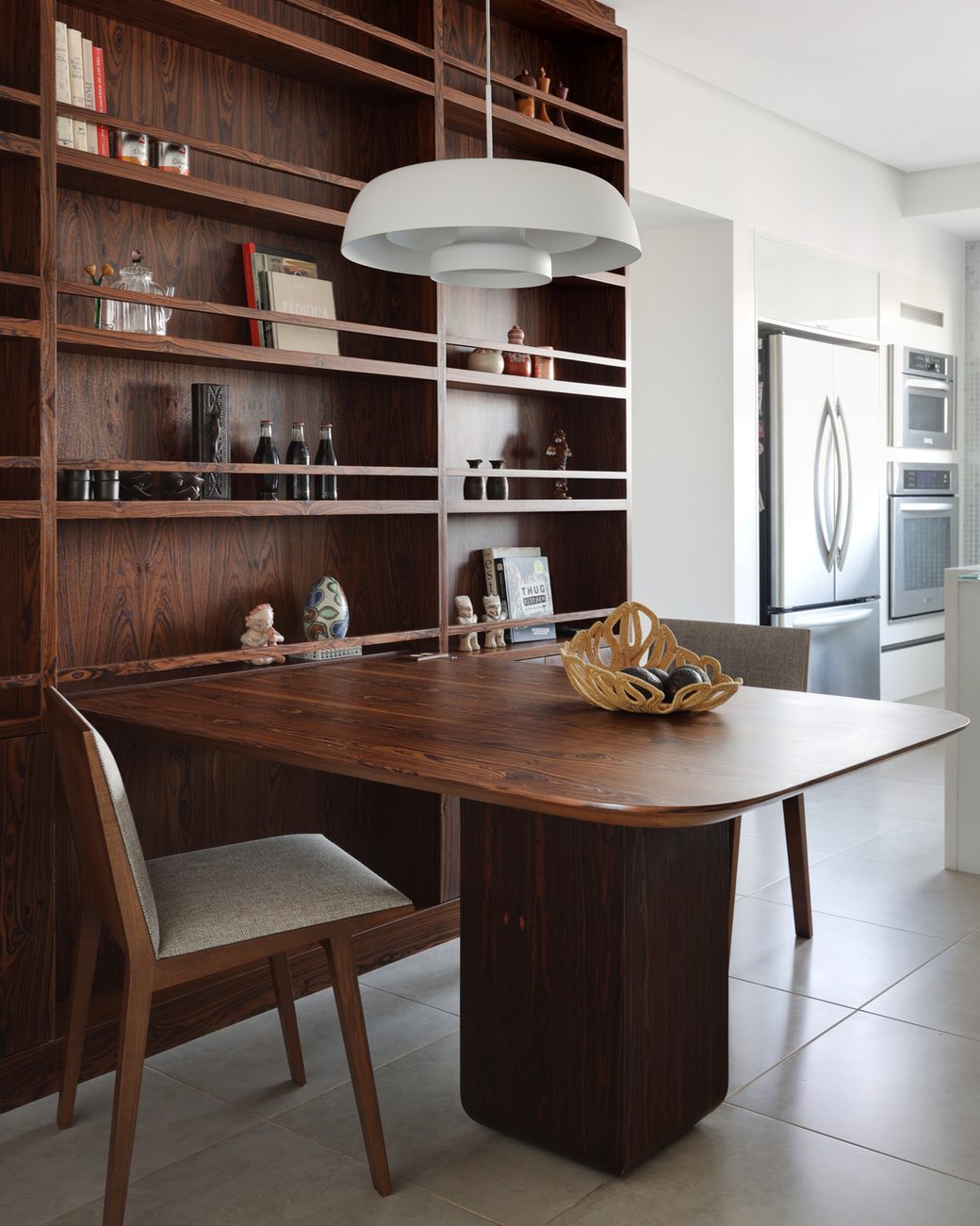 Apartamento de 360 m² em Alto de Pinheiros ganha marcenaria pensada para expor acervo com obras de Tomie Ohtake e Di Cavalcanti
