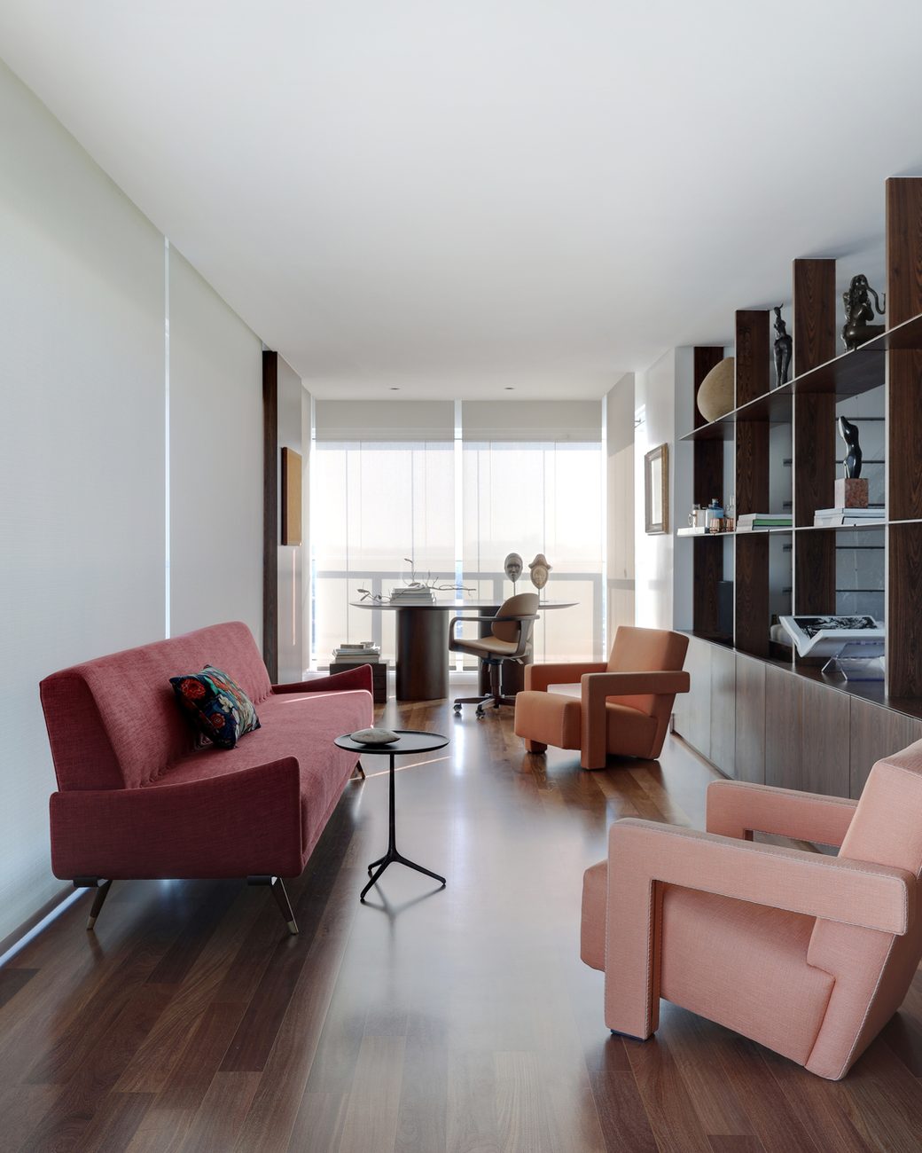 Apartamento de 360 m² em Alto de Pinheiros ganha marcenaria pensada para expor acervo com obras de Tomie Ohtake e Di Cavalcanti