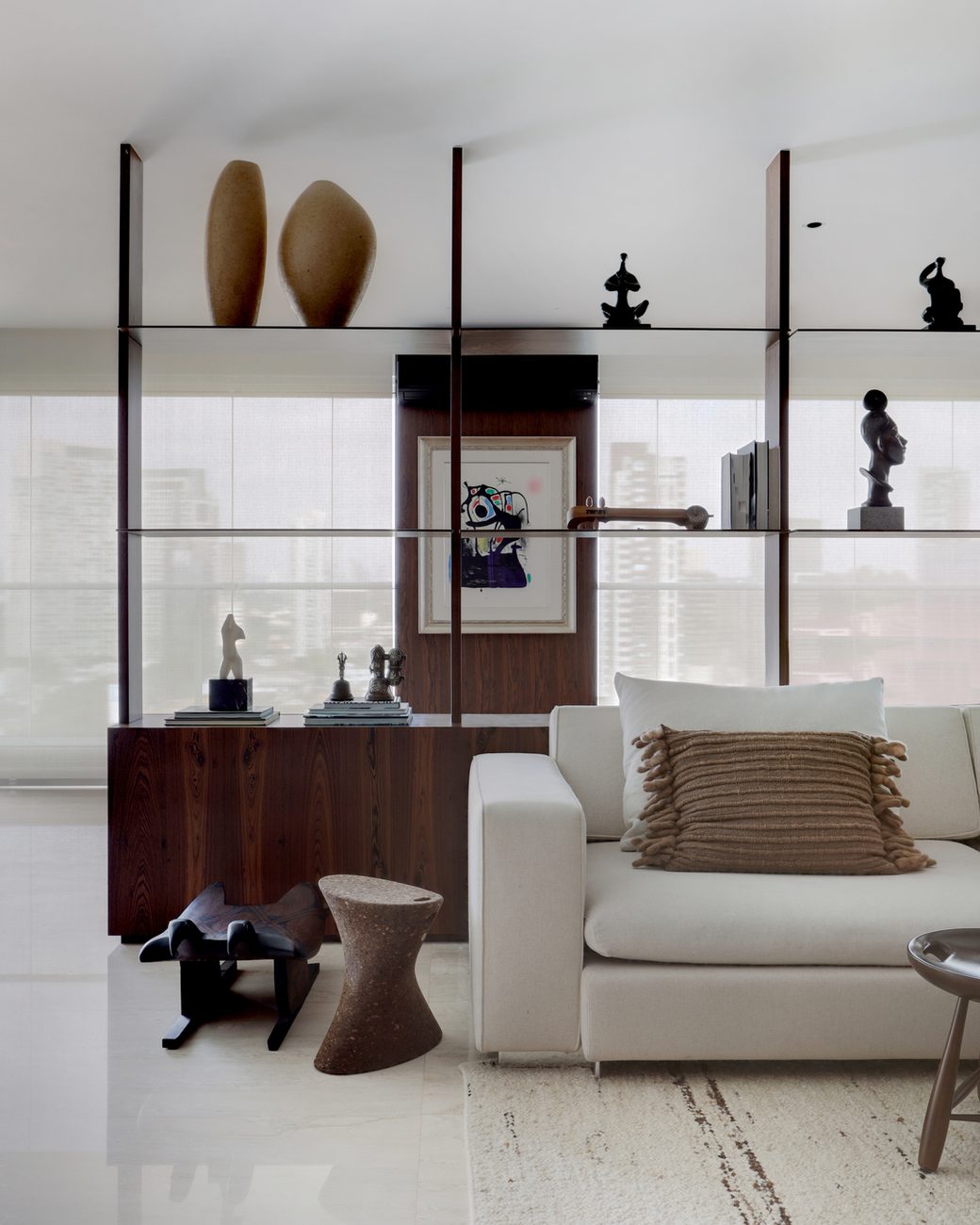 Apartamento de 360 m² em Alto de Pinheiros ganha marcenaria pensada para expor acervo com obras de Tomie Ohtake e Di Cavalcanti