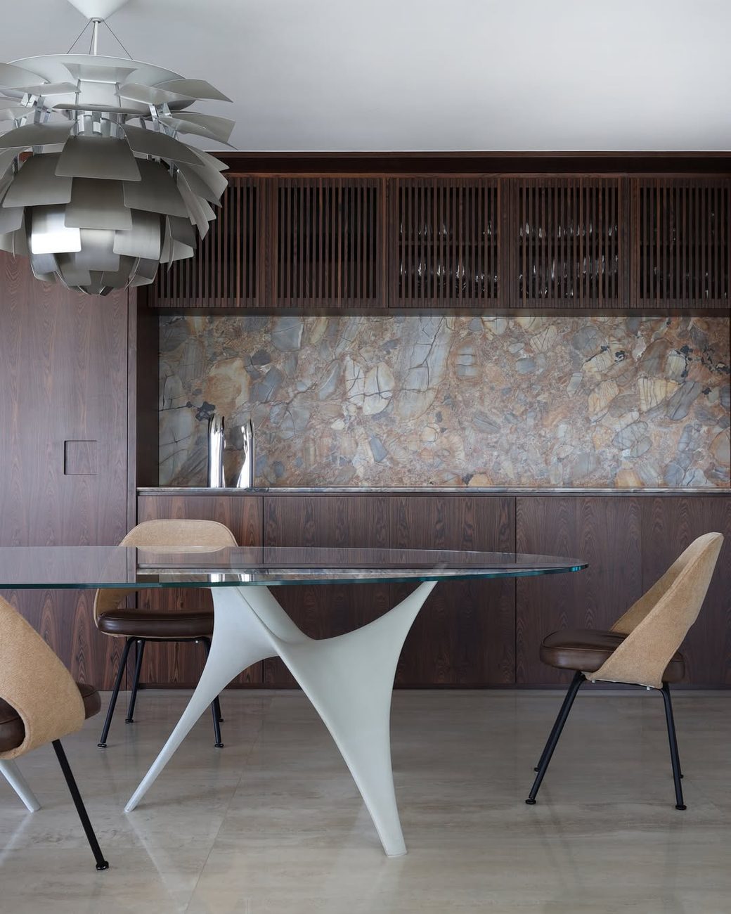 Apartamento de 360 m² em Alto de Pinheiros ganha marcenaria pensada para expor acervo com obras de Tomie Ohtake e Di Cavalcanti