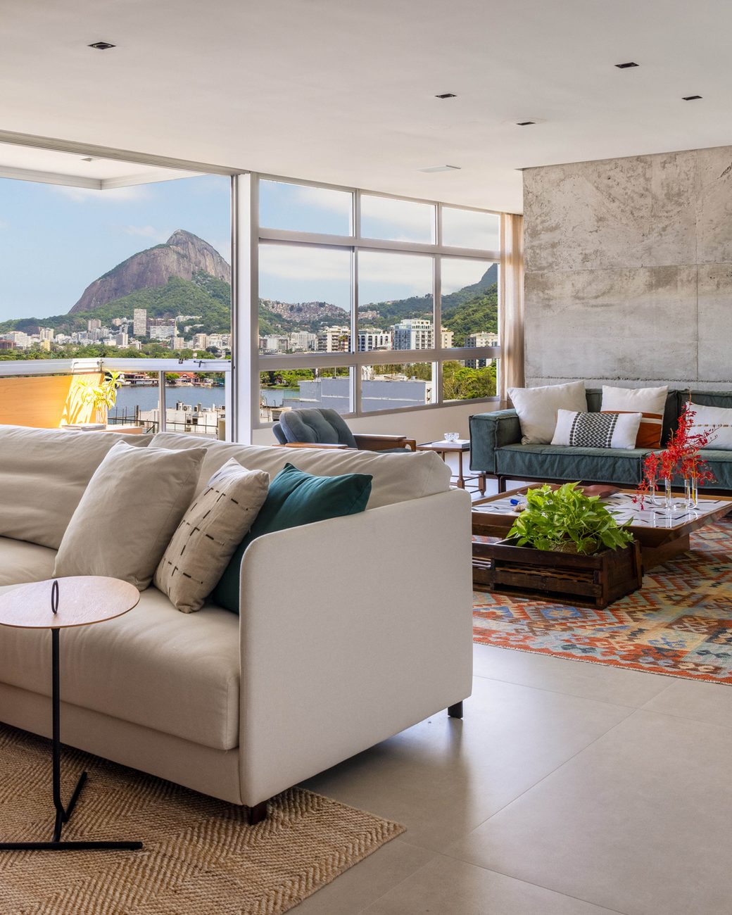 Reforma na Zona Sul do Rio transforma apartamento linear em espaço integrado para receber família e amigos