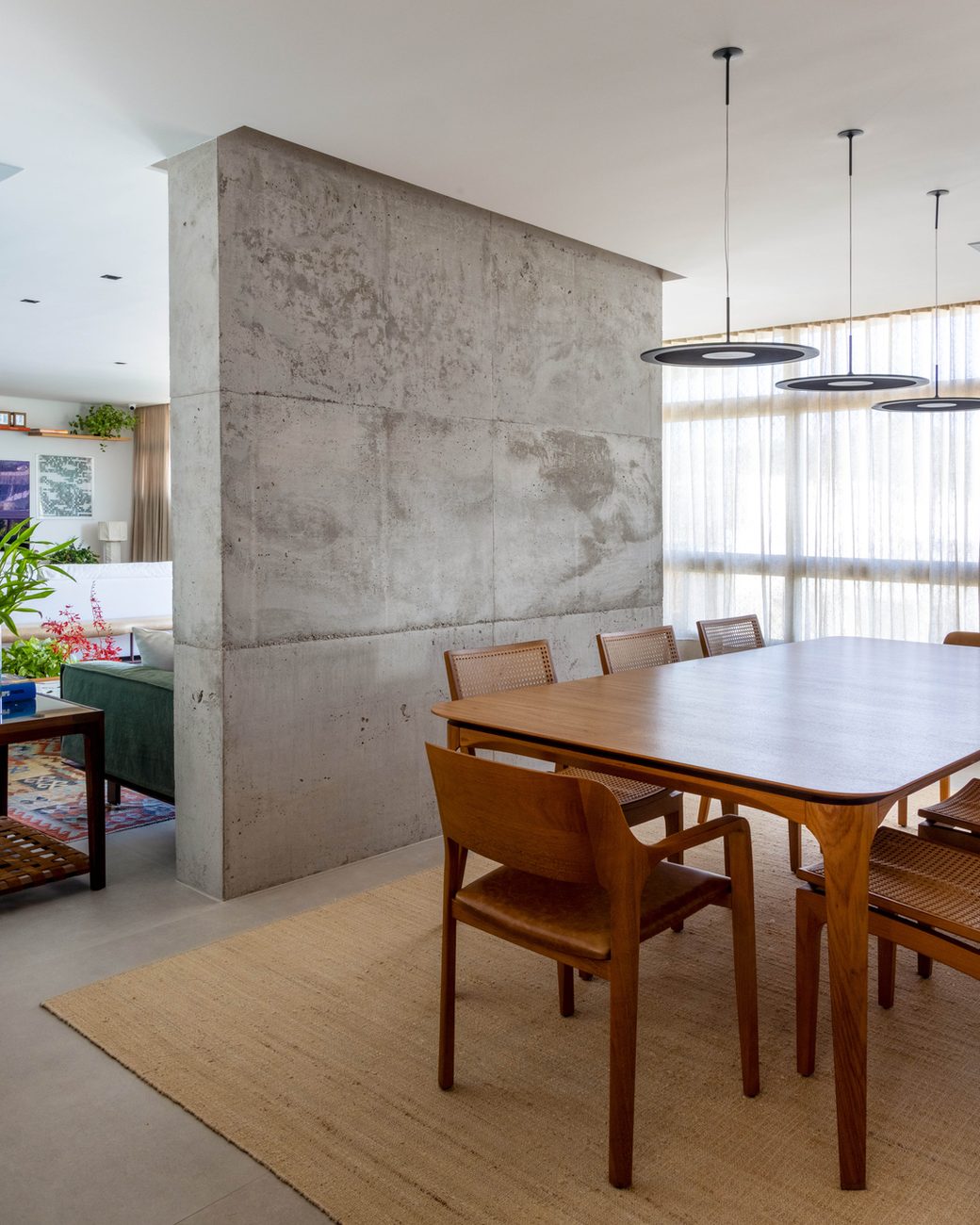 Reforma na Zona Sul do Rio transforma apartamento linear em espaço integrado para receber família e amigos