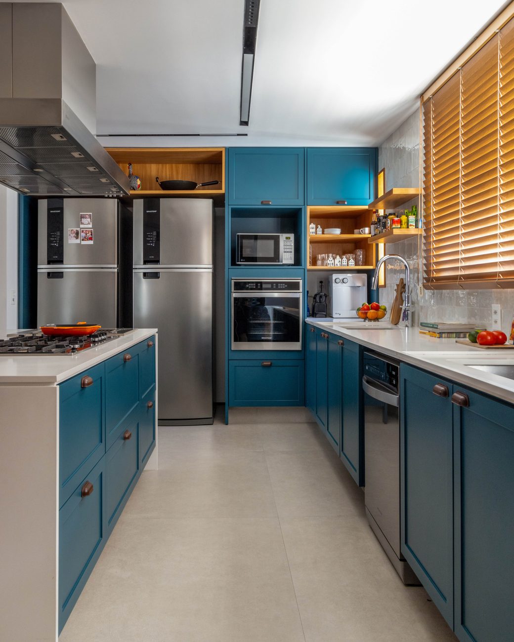 Reforma na Zona Sul do Rio transforma apartamento linear em espaço integrado para receber família e amigos