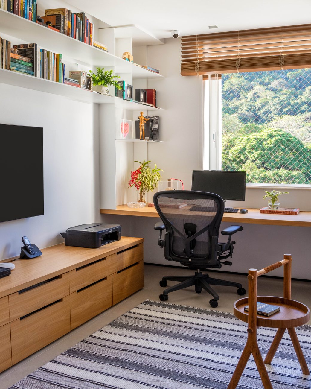 Reforma na Zona Sul do Rio transforma apartamento linear em espaço integrado para receber família e amigos