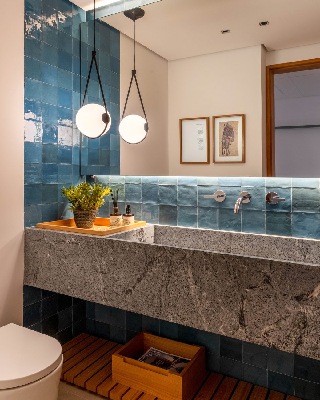 Reforma na Zona Sul do Rio transforma apartamento linear em espaço integrado para receber família e amigos