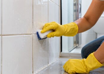 Rejunte encardido entre os azulejos: vinagre ou água sanitária resolvem o problema ou só mascaram a sujeira?