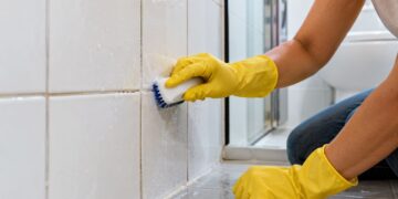 Rejunte encardido entre os azulejos: vinagre ou água sanitária resolvem o problema ou só mascaram a sujeira?