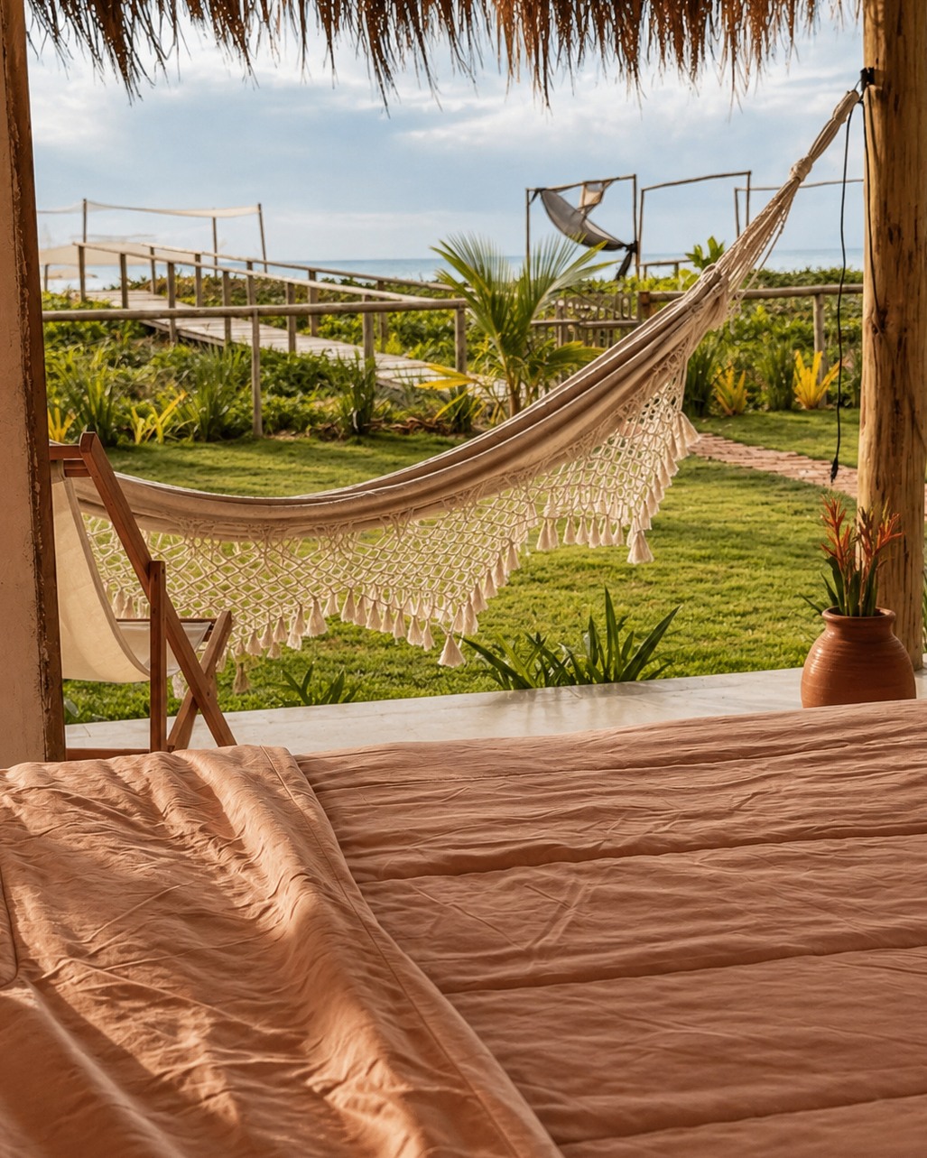 Casa de praia no extremo sul da Bahia troca o óbvio litorâneo pela taipa, pelo bambu e pela palha