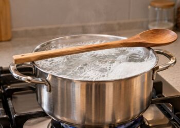 Colocar uma colher de madeira sobre a panela fervendo funciona mesmo?