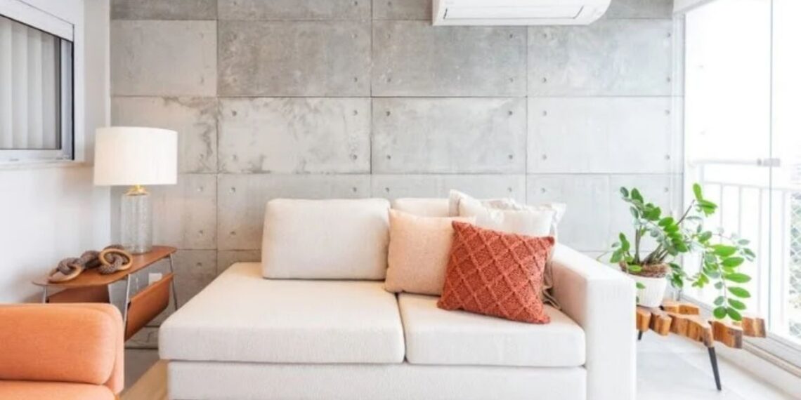 O revestimento cimentício especificado pela arquiteta Daniela Funari completou a atmosfera comfy da varanda deste apartamento | FOTO: Mariana Camargo