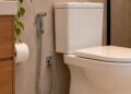 Ducha higiênica no banheiro: veja quando vale instalar o acessório e qual vantagem real ele traz no dia a dia