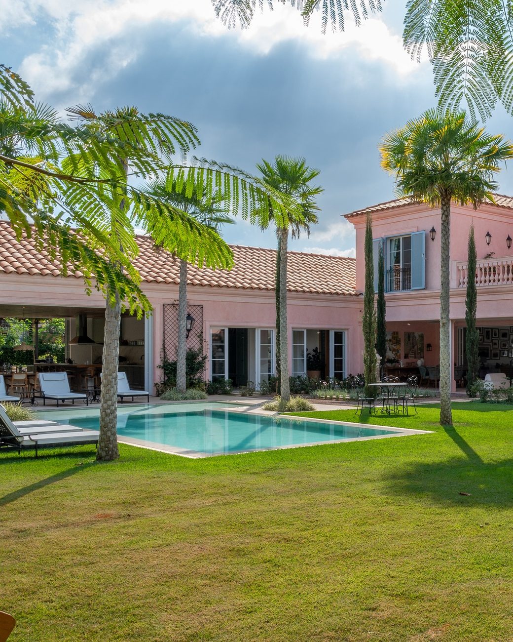 Casa de inspiração toscana em Monte Mor ganha fachada rosa envelhecida; entenda o acabamento premiado por trás do efeito