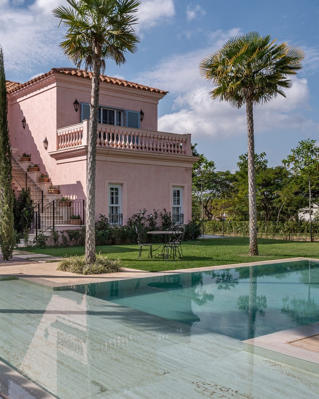 Casa de inspiração toscana em Monte Mor ganha fachada rosa envelhecida; entenda o acabamento premiado por trás do efeito
