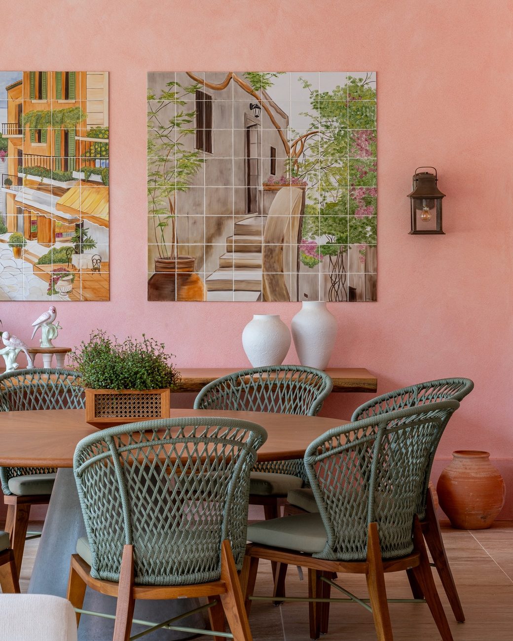 Casa de inspiração toscana em Monte Mor ganha fachada rosa envelhecida; entenda o acabamento premiado por trás do efeito