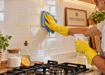 Misturinha caseira para tirar gordura do azulejo elimina a camada amarelada que o detergente comum não resolve