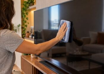 Marcas de dedo na tela da TV? Veja a limpeza correta que remove gordura sem usar produtos abrasivos