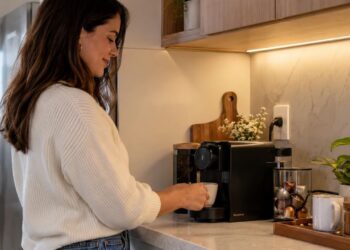Moradora cria cantinho do café na cozinha e descobre o ponto exato para colocar a máquina de café