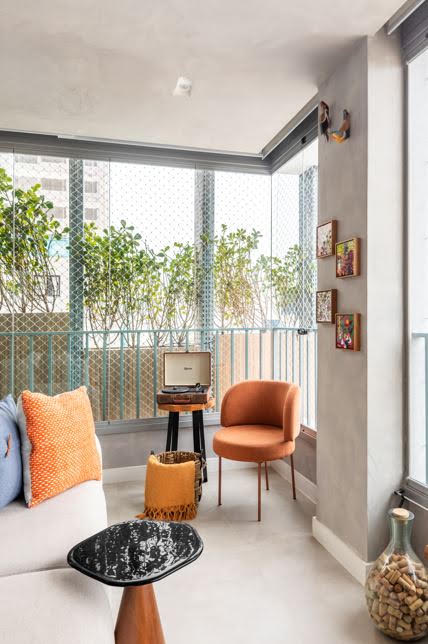 Mesa de centro redonda, oval ou quadrada? Arquiteto mostra qual formato combina com cada sala de estar