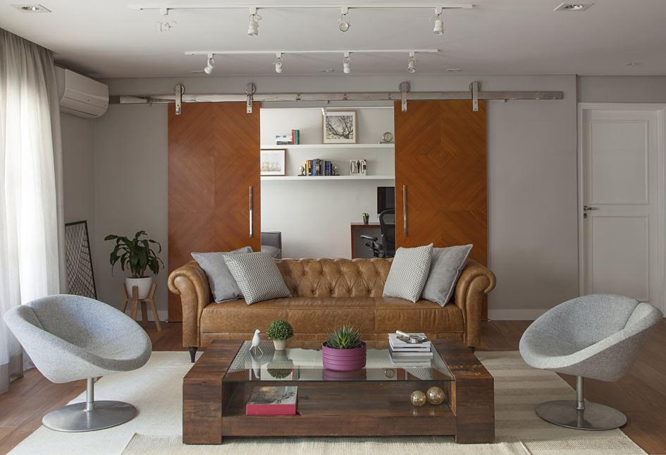 Mesa de centro redonda, oval ou quadrada? Arquiteto mostra qual formato combina com cada sala de estar