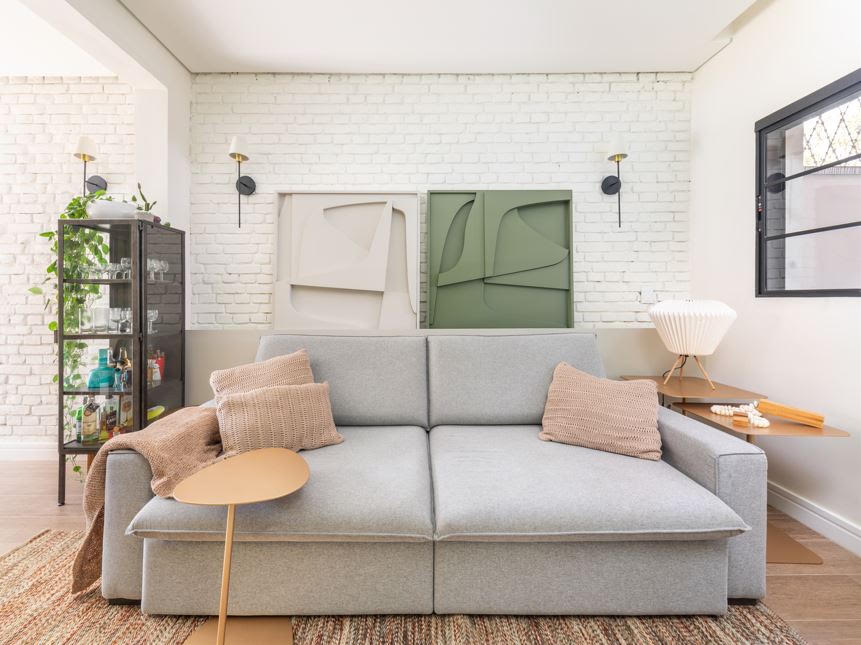 Mesa de centro redonda, oval ou quadrada? Arquiteto mostra qual formato combina com cada sala de estar