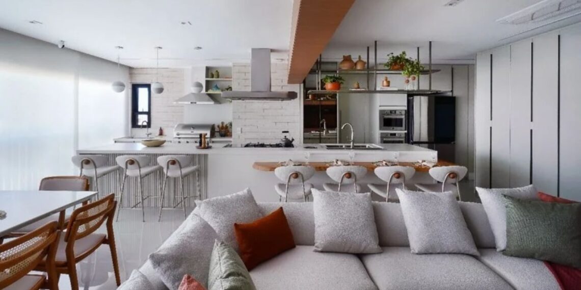 Com uma base neutra, proporcionada por uma paleta que varia entre o branco e o cinza, o apartamento reformado pela arquiteta Rosangela Pena está localizado no Tatuapé, zona leste de São Paulo | FOTO: Sidney Doll