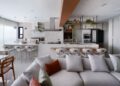 Com uma base neutra, proporcionada por uma paleta que varia entre o branco e o cinza, o apartamento reformado pela arquiteta Rosangela Pena está localizado no Tatuapé, zona leste de São Paulo | FOTO: Sidney Doll