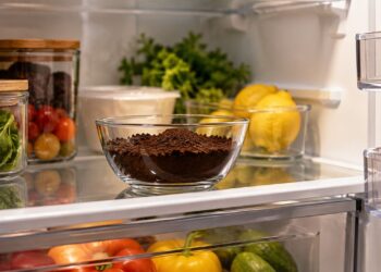Colocar uma tigela de café na geladeira à noite funciona mesmo? Veja o que muda no cheiro da cozinha até o café da manhã