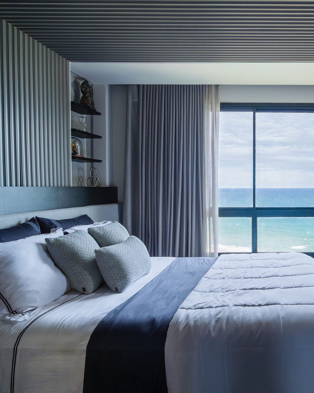 Apartamento de 103 m² em Salvador troca três suítes por duas e ganha vista para o mar em projeto assinado pela Vorá Arquitetura