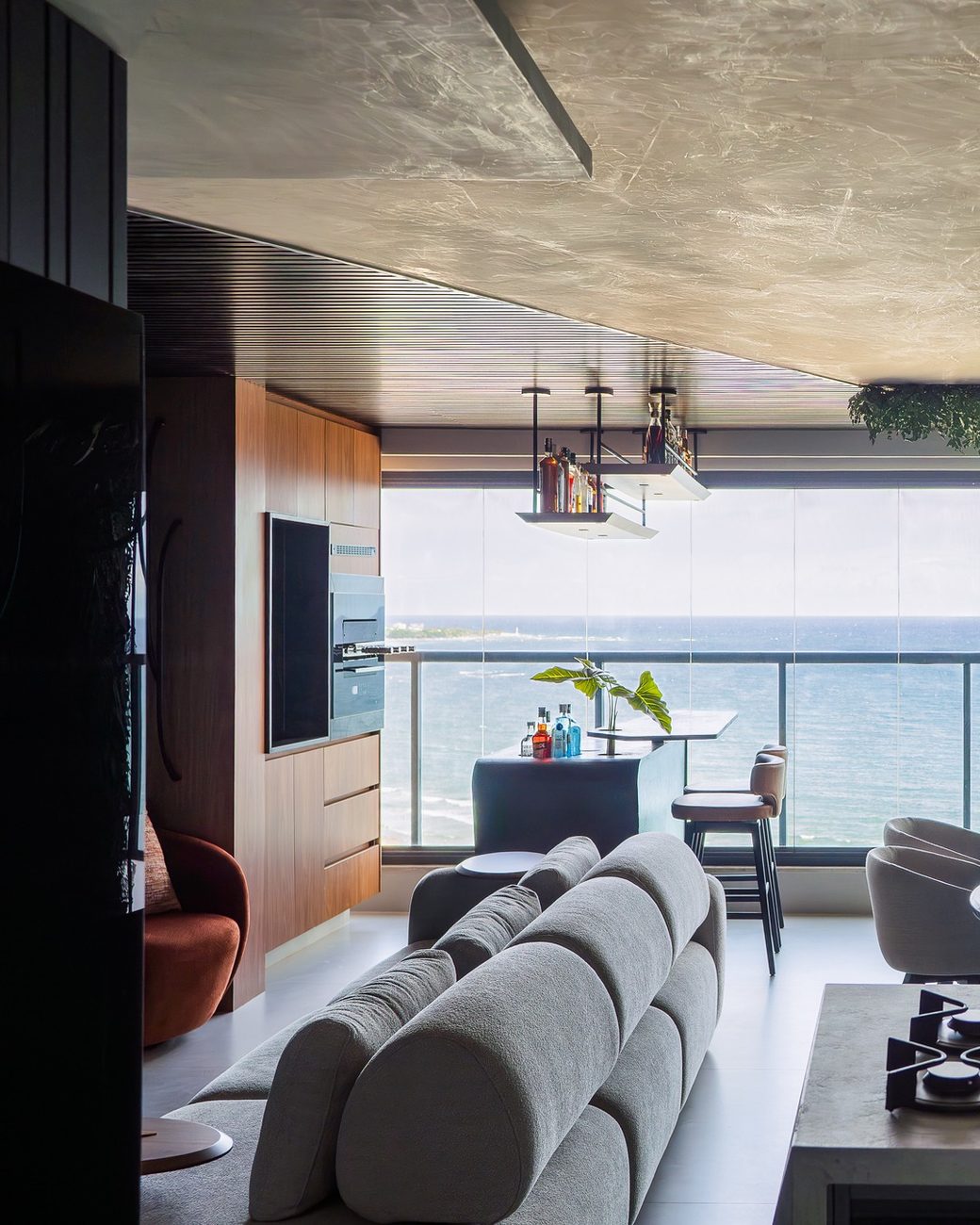 Apartamento de 103 m² em Salvador troca três suítes por duas e ganha vista para o mar em projeto assinado pela Vorá Arquitetura