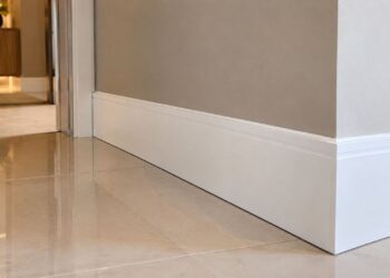 Rodapé de sobreposição: a peça que cobre o porcelanato e resolve o acabamento sem quebrar piso nem parede