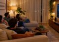 A configuração da sala de estar tem um erro comum de layout que empurra todo mundo para a televisão sem querer
